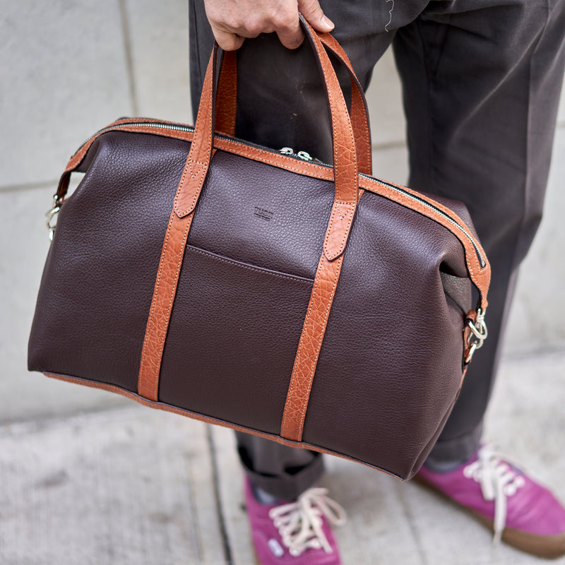 tusk-9920-pebblegrain-leather-everyday-duffel-chocolate-model-01