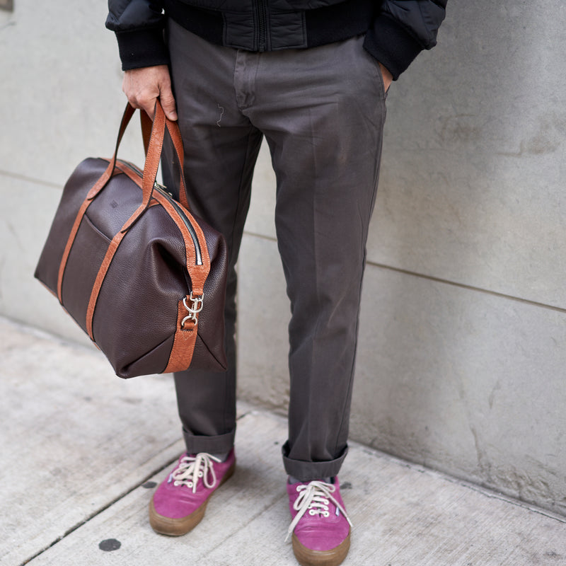 tusk-9920-pebblegrain-leather-everyday-duffel-chocolate-model-02