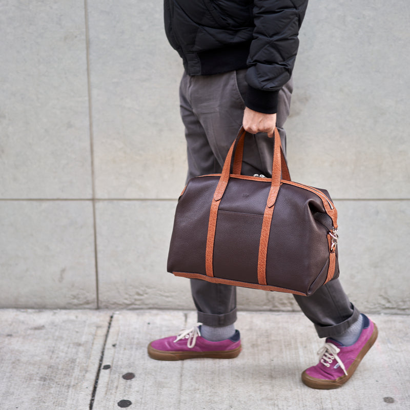 tusk-9920-pebblegrain-leather-everyday-duffel-chocolate-model-03